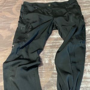 Mid waist Cargo Bebe pants. Size L.